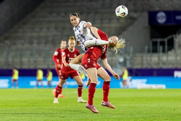 GOOGLE PIXEL Womens Bundesliga, SGS Essen 1 FC Köln 24 09 2025 duel Kassandra Potsi SGS Essen, 28 , Anna Gerhardt 1 FC Köln, 21 GOOGLE PIXEL Womens Bundesliga, SGS Essen 1 FC Köln, Essen, Stadion an der Hafenstrasse on 24 09 2025 DFB REGULATIONS PROHIBIT ANY USE OF PHOTOGRAPHS AS IMAGE SEQUENCES AND OR QUASI VIDEO Copyright: xBEAUTIFULxSPORTS Wunderlx