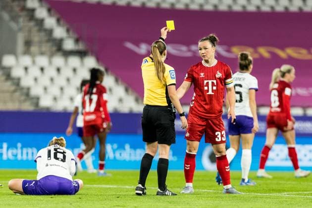 GOOGLE PIXEL Womens Bundesliga, SGS Essen 1 FC Köln 24 09 2025 Marina Hegering 1 FC Köln, 33 sees yellow GOOGLE PIXEL Womens Bundesliga, SGS Essen 1 FC Köln, Essen, Stadion an der Hafenstrasse on 24 09 2025 DFB REGULATIONS PROHIBIT ANY USE OF PHOTOGRAPHS AS IMAGE SEQUENCES AND OR QUASI VIDEO Copyright: xBEAUTIFULxSPORTS Wunderlx