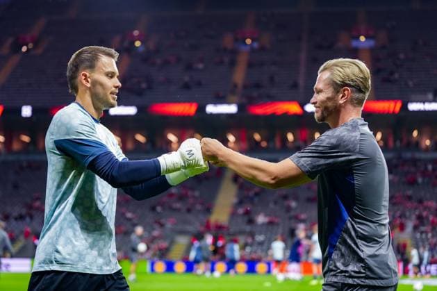 UEFA Europa League: S.C. Braga v Feyenoord Braga - Goalkeeper Timon Wellenreuther of Feyenoord and Keeperstrainer Jyri Nieminen of Feyenoord during the first match of the UEFA Europa League 2025 2026. The match is set between S.C. Braga and Feyenoord at Estadio Municipal de Braga on 24 September 2025 in Braga, Portugal. Copyright: xYannickxVerhoevenx