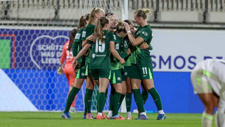 VfL Wolfsburg players with goal celebration, cheering, jubilant, optimistic, match scene, highlight, joy about the goal to 3 1, THE DFB REGULATIONS PROHIBIT ANY USE OF PHOTOGRAPHS AS IMAGE SEQUENCES AND OR QUASI VIDEO , 24 09 2025, Wolfsburg Germany , Football, Google Pixel Womens Bundesliga, VfL Wolfsburg SV Werder Bremen xobx