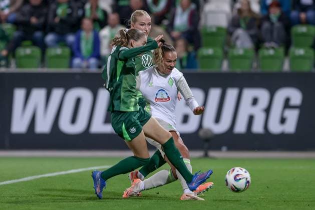 from left Smilla Vallotto VfL Wolfsburg, 14 and Maja Sternad SV Werder Bremen, 11 in a duel, dynamic, action, action, game scene, THE DFB REGULATIONS PROHIBIT ANY USE OF PHOTOGRAPHS AS IMAGE SEQUENCES AND OR QUASI VIDEO , 24 09 2025, Wolfsburg Germany , Football, Google Pixel Womens Bundesliga, VfL Wolfsburg SV Werder Bremen xobx