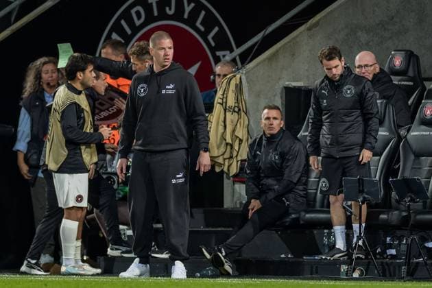 SOCCER - UEFA EL, Midtjylland vs Sturm HERNING,DENMARK,24.SEP.25 - SOCCER - UEFA Europa League, FC Midtjylland vs SK Sturm Graz. Image shows head coach Mike Tullberg (Midtjylland).  GEPAxpictures xMatthiasxTrinkl