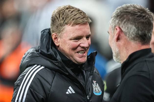 Carabao Cup Round 3 Newcastle United v Bradford City Eddie Howe manager of Newcastle United shakes hands with Graham Alexander manager of Bradford City before the game during the Carabao Cup Round 3 match Newcastle United vs Bradford City at St. James s Park, Newcastle, United Kingdom, 24th September 2025 (Photo by Alfie Cosgrove News Images) Newcastle St. James s Park Tyne and Wear United Kingdom Copyright: xAlfiexCosgrove NewsxImagesx