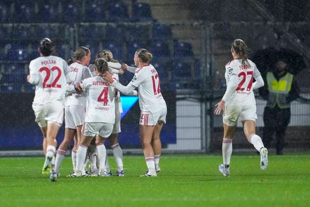 Players of 1 FC Nuremberg, cheer about the goal to 0 1, jubilation, goal celebration, celebrate the goal, goal, celebration, cheers about the goal, rejoice, joy, rejoices, optimistic, positive, game scene, highlight, Action, Action, 24 09 2025, Sinsheim Hoffenheim Germany , Soccer, Google Pixel Women Bundesliga, TSG 1899 Hoffenheim 1 FC Nürnberg, DFB DFL REGULATIONS PROHIBIT ANY USE OF PHOTOGRAPHS AS IMAGE SEQUENCES AND OR QUASI VIDEO xozx