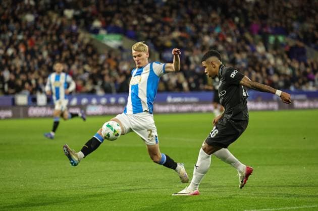 Carabao Cup Round 3 Huddersfield Town v Manchester City Savinho of Manchester City crosses the ball during the Carabao Cup Round 3 match Huddersfield Town vs Manchester City at Accu Stadium, Huddersfield, United Kingdom, 24th September 2025 (Photo by Mark Cosgrove News Images) Huddersfield Accu Stadium West Yorkshire United Kingdom Copyright: xMarkxCosgrove NewsxImagesx