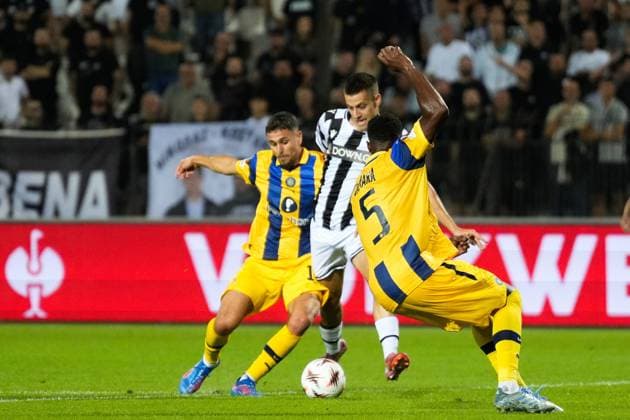 PAOK v Maccabi Tel Aviv - UEFA Europa League THESSALONIKI, GREECE - SEPTEMBER 24: PAOK’s Giannis Konstantelias and Maccabi’s Kristian Belic in action during the football match between PAOK and Maccabi Tel Aviv on the 1st day of the 1st round of the League Phase of the Europa League at Toumba Stadium in Thessaloniki, Greece on September 24, 2025. Konstantinos Tsakalidis Anadolu Thessaloniki Greece. Editorial use only. Please get in touch for any other usage.  Copyright: x2025xAnadoluxKonstantinosxTsakalidisx