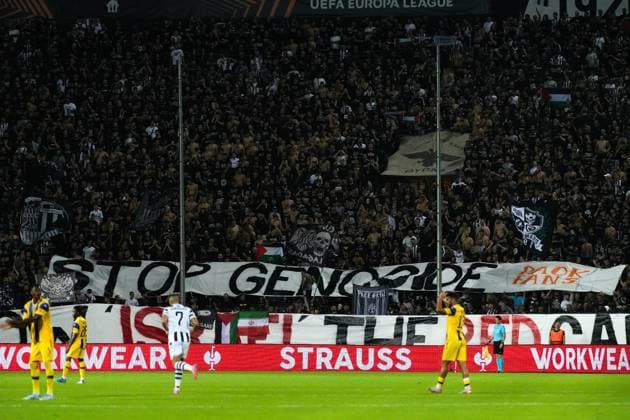 PAOK v Maccabi Tel Aviv - UEFA Europa League THESSALONIKI, GREECE - SEPTEMBER 24: PAOK fans rise a banner that reads STOP GENOCIDE - SHOW ISRAEL THE RED CARD during the football match between PAOK and Maccabi Tel Aviv on the 1st day of the 1st round of the League Phase of the Europa League at Toumba Stadium in Thessaloniki, Greece on September 24, 2025. Konstantinos Tsakalidis Anadolu Thessaloniki Greece. Editorial use only. Please get in touch for any other usage.  Copyright: x2025xAnadoluxKonstantinosxTsakalidisx