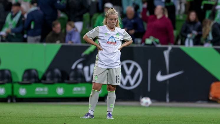 Ricarda Walkling SV Werder Bremen, 13 disappointed about the defeat, disappointment after the final whistle, final whistle, highlight, loser, lost, frustration, pessimistic,, THE DFB REGULATIONS PROHIBIT ANY USE OF PHOTOGRAPHS AS IMAGE SEQUENCES AND OR QUASI VIDEO , 24 09 2025, Wolfsburg Germany , Football, Google Pixel Womens Bundesliga, VfL Wolfsburg SV Werder Bremen xobx