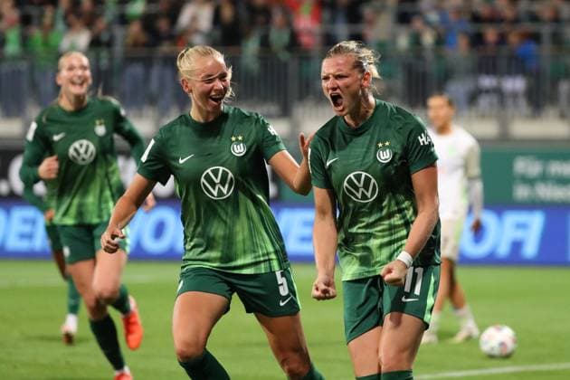 VfL Bremen, BL Frauen Wolfsburg, 24 09 2025, FUßBALL VfL Wolfsburg vs SV Werder Bremen, Google Pixel Frauen Bundesliga, Saison 2025 26 Alexandra Popp VfL Wolfsburg cheers with Ella Paddemors VfL Wolfsburg after her goal to make it 4 1 Wolfsburg