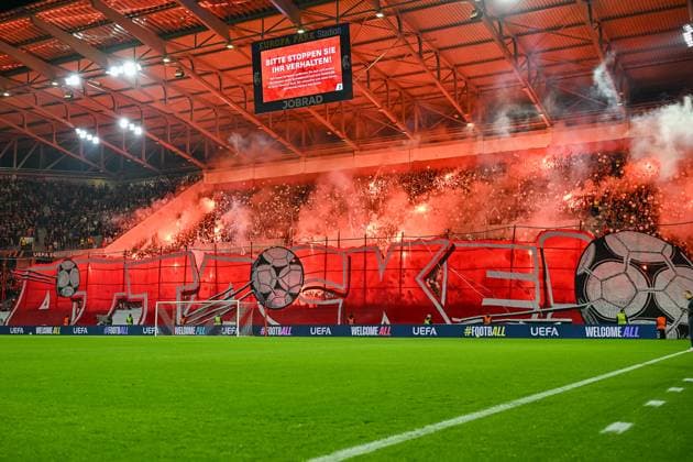 Choreography of SC fans with pyrotechnics GER, SC Freiburg FC Basel, Football, Europa League, 1 match day, 2025 2026 season, 24 09 2025 GER, SC Freiburg FC Basel, Football, Europa League, 1 match day, 2025 2026 season, 24 09 2025 Freiburg Copyright: xEibner-Pressefoto ThomasxHessx EP_THS