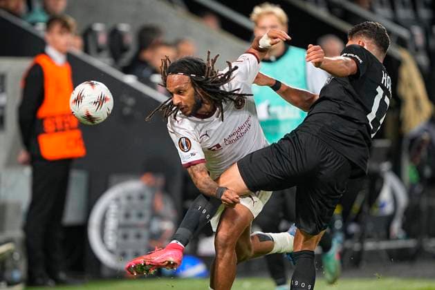 Denmark Europa League FC Midtjylland SK Sturm Graz FC Midtjylland s Kevin Mbabu and Sturm Graz s Emir Karic during the Europa League match between FC Midtjylland and SK Sturm Graz at MCH Arena in Herning on Wednesday, September 24, 2025 Photo Bo Amstrup Ritzau Scanpix , Herning Denmark  Copyright: BoxAmstrupx spdk20250924-201320-L