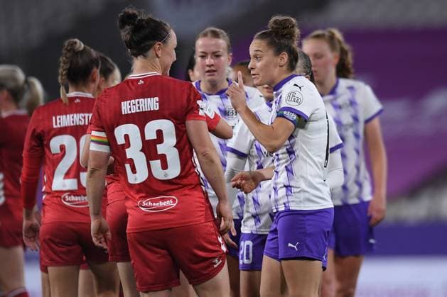 Soccer Google Pixel Womens Bundesliga Season 2025 2026 4 Matchday SGS Essen 1 FC Köln on 24 09 2025 at Stadion an der Hafenstraße in Essen Marina Hegering 1 FC Köln , left Jacqueline Meißner SGS Essen , right DFB regulations prohibit any use of photographs as image sequences and or quasi video Nordrhein Westfalen Germany