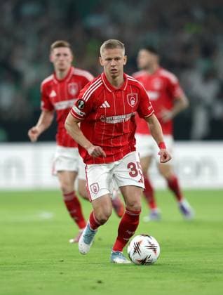 Oleksandr Zinchenko of Nottingham Forest on the ball Real Betis v Nottingham Forest, UEFA Europa League, Football, Villamarin Stadium, Seville, Spain - 24 Sep 2025Seville Villamarin Stadium Spain EDITORIAL USE ONLY No use with unauthorised audio, video, data, fixture lists, club league logos or live services. Online in-match use limited to 120 images, no video emulation. No use in betting, games or single club league player publications.  Copyright: xAntonioxPozo Shutterstockx 15498594d