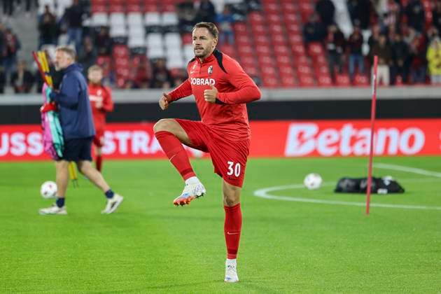 Christian Günter, Gunter SC Freiburg, 30 warming up before the start of the match , Germany, Football, UEFA Europa League, Matchday 1, 2025 2026, SC Freiburg vs FC Basel, 24 09 2025, Stadion am Wolfswinkel, Freiburg im Breisgau, Germany Freiburg im Breisgau Stadion am Wolfswinkel Baden Württemberg Germany Copyright: xGrantxHubbsx