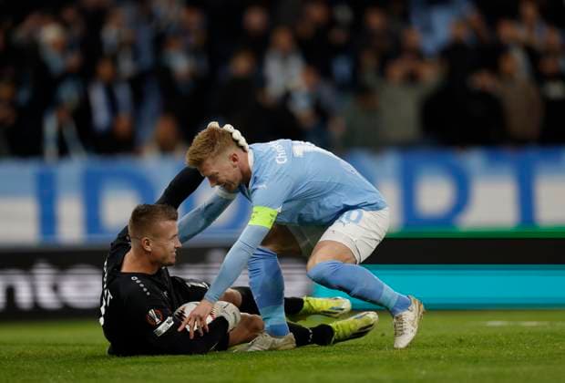 MALMÖ, SWEDEN 20250924 Ludogorets goalkeeper Sergio Padt saves and hugs Malmös Anders Christiansen during Wednesdays Europa League soccer match between Malmö FF and PFK Ludogorets Razgrad at Eleda Stadion New Malmö Stadium MALMÖ SWEDEN x10600x  Copyright: xAndreasxHillergren TTx EUROPA LEAGUE MALMÖ-LUDOGORETS