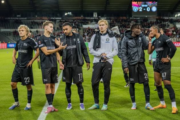 SOCCER - UEFA EL, Midtjylland vs Sturm HERNING,DENMARK,24.SEP.25 - SOCCER - UEFA Europa League, FC Midtjylland vs SK Sturm Graz. Image shows the disappointment of Julius Beck, Leon Grgic, Maurice Malone, Niklas Geyrhofer, Seedyahmed Jatta and Emanuel Aiwu (Sturm).  GEPAxpictures xMatthiasxTrinkl
