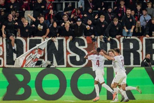 SOCCER - UEFA EL, Midtjylland vs Sturm HERNING,DENMARK,24.SEP.25 - SOCCER - UEFA Europa League, FC Midtjylland vs SK Sturm Graz. Image shows the rejoicing of Ousmane Diao (Midtjylland) with fans.  GEPAxpictures xMatthiasxTrinkl