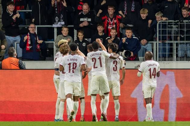 SOCCER - UEFA EL, Midtjylland vs Sturm HERNING,DENMARK,24.SEP.25 - SOCCER - UEFA Europa League, FC Midtjylland vs SK Sturm Graz. Image shows the rejoicing of FC Midtjylland with fans.  GEPAxpictures xMatthiasxTrinkl