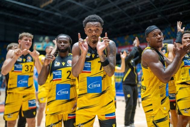Julis Baumer (MHP RIESEN Ludwigsburg, 37), Traveon Buchanan (MHP RIESEN Ludwigsburg, 02), Elijah Hughes (MHP RIESEN Ludwigsburg, 07), Stefan Smith (MHP RIESEN Ludwigsburg, 03), GER, Skyliners Frankfurt vs. MHP Riesen Ludwigsburg, easycredit BBL, Basketball, BBL-Pokal, 1. Runde, Spielzeit 2025 2026, 24.09.2025, GER, Skyliners Frankfurt vs. MHP Riesen Ludwigsburg, easycredit BBL, Basketball, BBL-Pokal, 1. Runde, Spielzeit 2025 2026, 24.09.2025 Frankfurt am Main *** Julis Baumer MHP RIESEN Ludwigsburg, 37 , Traveon Buchanan MHP RIESEN Ludwigsburg, 02 , Elijah Hughes MHP RIESEN Ludwigsburg, 07 , Stefan Smith MHP RIESEN Ludwigsburg, 03 , GER, Skyliners Frankfurt vs MHP Riesen Ludwigsburg, easycredit BBL, Basketball, BBL Pokal, 1 Round, Season 2025 2026, 24 09 2025, GER, Skyliners Frankfurt vs MHP Riesen Ludwigsburg, easycredit BBL, Basketball, BBL Pokal, 1 Round, Season 2025 2026, 24 09 2025 Frankfurt am Main Copyright: xEibner-Pressefoto SaschaxWaltherx EP_EER