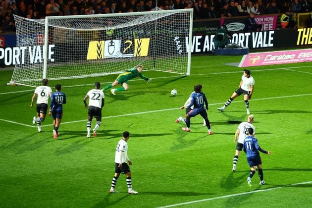 Eberechi Eze of Arsenal scores to make it 0-1 Port Vale v Arsenal, EFL Carabao Cup, Third Round, Football, Vale Park, Stoke-on-Trent, UK - 24 Sep 2025Stoke-on-Trent Vale Park United Kingdom EDITORIAL USE ONLY No use with unauthorised audio, video, data, fixture lists, club league logos or live services. Online in-match use limited to 120 images, no video emulation. No use in betting, games or single club league player publications. Copyright: xPaulxCurrie Shutterstockx 15498603bf