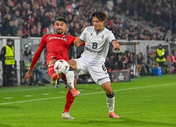 Vincenzo Grifo SC Freiburg, 32 and Keigo Tsunemoto FC Basel, 06 in a duel for the ball GER, SC Freiburg FC Basel, Football, Europa League, Matchday 1, Season 2025 2026, 24 09 2025 GER, SC Freiburg FC Basel, Football, Europa League, Matchday 1, Season 2025 2026, 24 09 2025 Freiburg Copyright: xEibner-Pressefoto ThomasxHessx EP_THS