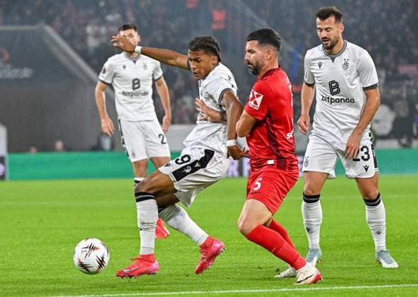 Kevin Carlos Omoruyi Benjamin FC Basel, 09 , Anthony Jung SC Freiburg, 05 in duel for the ball GER, SC Freiburg FC Basel, Football, Europa League, Matchday 1, Season 2025 2026, 24 09 2025 GER, SC Freiburg FC Basel, Football, Europa League, Matchday 1, Season 2025 2026, 24 09 2025 Freiburg Copyright: xEibner-Pressefoto ThomasxHessx EP_THS