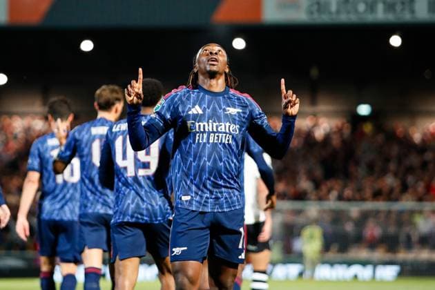 Port Vale v Arsenal Carabao Cup Eberechi Eze of Arsenal scores his teams first goal during the Carabao Cup Third Round match at Vale Park, Burslem UK Newspapers OUT Copyright: xMaxxTomlinsonx FIL-22273-0033
