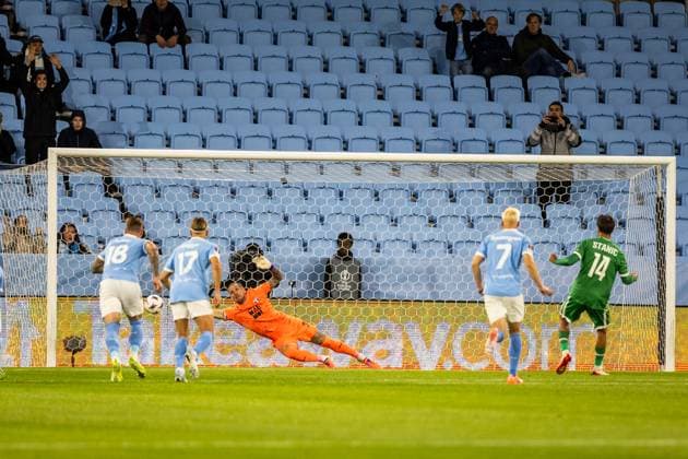 MALMO FF - LUDOGORETS Robin Olsen of Malmö FF and Petar Stanicf Ludogorets score a goal during the UEFA Europa League, league stage match between Malmö FF and Ludogorets. Eleda Stadion, Malmo, Sweden, September 24, 2025. Photo by Branislav Racko Copyright: xx 080A0299
