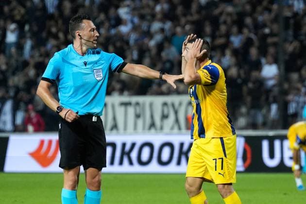 PAOK v Maccabi Tel Aviv - UEFA Europa League THESSALONIKI, GREECE - SEPTEMBER 24: Maccabi’s forward Osher Davida reacts to the referee Sven Jablonski during the UEFA Europa League first week football match between PAOK and Maccabi Tel Aviv at Toumba Stadium in Thessaloniki, Greece on September 24, 2025. Konstantinos Tsakalidis Anadolu Thessaloniki Greece. Editorial use only. Please get in touch for any other usage.  Copyright: x2025xAnadoluxKonstantinosxTsakalidisx