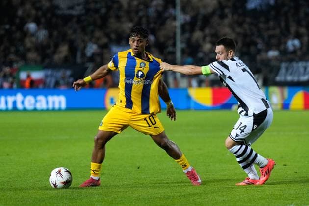 PAOK v Maccabi Tel Aviv - UEFA Europa League THESSALONIKI, GREECE - SEPTEMBER 24: Maccabi’s forward Kervin Andrade in action against PAOK’s forward Andrija Zivkovic during the UEFA Europa League first week football match between PAOK and Maccabi Tel Aviv at Toumba Stadium in Thessaloniki, Greece on September 24, 2025. Konstantinos Tsakalidis Anadolu Thessaloniki Greece. Editorial use only. Please get in touch for any other usage.  Copyright: x2025xAnadoluxKonstantinosxTsakalidisx