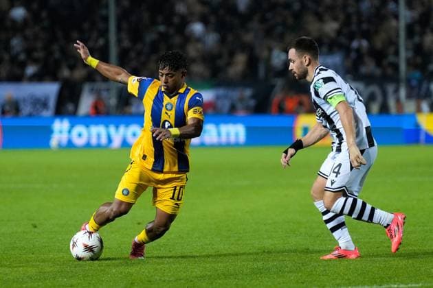 PAOK v Maccabi Tel Aviv - UEFA Europa League THESSALONIKI, GREECE - SEPTEMBER 24: Maccabi’s forward Kervin Andrade in action against PAOK’s forward Andrija Zivkovic during the UEFA Europa League first week football match between PAOK and Maccabi Tel Aviv at Toumba Stadium in Thessaloniki, Greece on September 24, 2025. Konstantinos Tsakalidis Anadolu Thessaloniki Greece. Editorial use only. Please get in touch for any other usage.  Copyright: x2025xAnadoluxKonstantinosxTsakalidisx