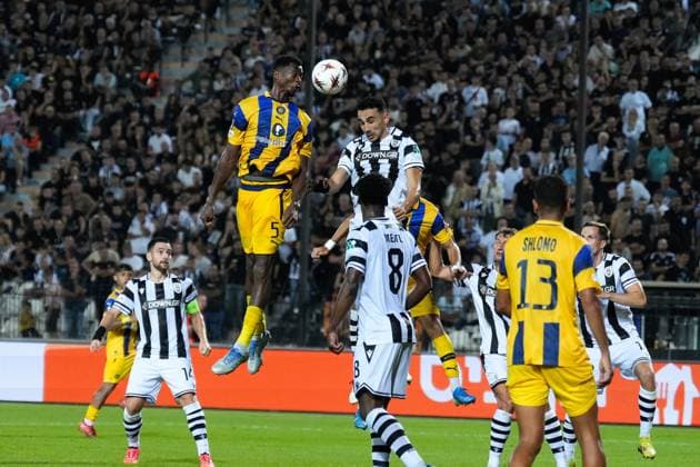 PAOK v Maccabi Tel Aviv - UEFA Europa League THESSALONIKI, GREECE - SEPTEMBER 24: Maccabi’s defender Mohamed Ali Camara fights for the ball with PAOK’s defender Giannis Michailidis during the UEFA Europa League first week football match between PAOK and Maccabi Tel Aviv at Toumba Stadium in Thessaloniki, Greece on September 24, 2025. Konstantinos Tsakalidis Anadolu Thessaloniki Greece. Editorial use only. Please get in touch for any other usage.  Copyright: x2025xAnadoluxKonstantinosxTsakalidisx