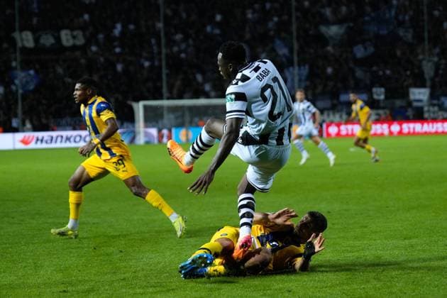 PAOK v Maccabi Tel Aviv - UEFA Europa League THESSALONIKI, GREECE - SEPTEMBER 24: PAOK’s defender Abdul Rahman Baba and Maccabi’s midfielder Kristijan Belic fight for the ball during the UEFA Europa League first week football match between PAOK and Maccabi Tel Aviv at Toumba Stadium in Thessaloniki, Greece on September 24, 2025. Konstantinos Tsakalidis Anadolu Thessaloniki Greece. Editorial use only. Please get in touch for any other usage.  Copyright: x2025xAnadoluxKonstantinosxTsakalidisx