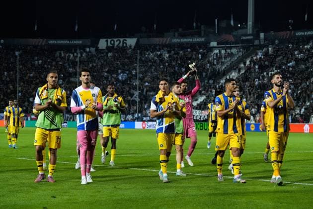 PAOK v Maccabi Tel Aviv - UEFA Europa League THESSALONIKI, GREECE - SEPTEMBER 24: Maccabi’s players greet their fans at the end of the UEFA Europa League first week football match between PAOK and Maccabi Tel Aviv at Toumba Stadium in Thessaloniki, Greece on September 24, 2025. Konstantinos Tsakalidis Anadolu Thessaloniki Greece. Editorial use only. Please get in touch for any other usage.  Copyright: x2025xAnadoluxKonstantinosxTsakalidisx