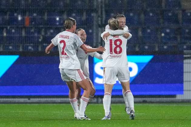 Players of 1 FC Nuremberg, cheer about the goal to 0 1, jubilation, goal celebration, celebrate the goal, goal, celebration, cheers about the goal, rejoice, joy, rejoices, optimistic, positive, game scene, highlight, Action, Action, 24 09 2025, Sinsheim Hoffenheim Germany , Soccer, Google Pixel Women Bundesliga, TSG 1899 Hoffenheim 1 FC Nürnberg, DFB DFL REGULATIONS PROHIBIT ANY USE OF PHOTOGRAPHS AS IMAGE SEQUENCES AND OR QUASI VIDEO xozx