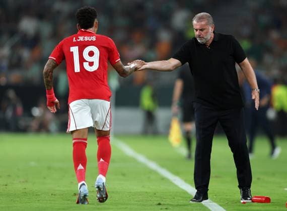 Igor Jesus of Nottingham Forest shakes hands with Nottingham Forest manager, Ange Postecoglou after scoring a goal to make it 1-2 Real Betis v Nottingham Forest, UEFA Europa League, Football, Villamarin Stadium, Seville, Spain - 24 Sep 2025Seville Villamarin Stadium Spain EDITORIAL USE ONLY No use with unauthorised audio, video, data, fixture lists, club league logos or live services. Online in-match use limited to 120 images, no video emulation. No use in betting, games or single club league player publications.  Copyright: xAntonioxPozo Shutterstockx 15498594o