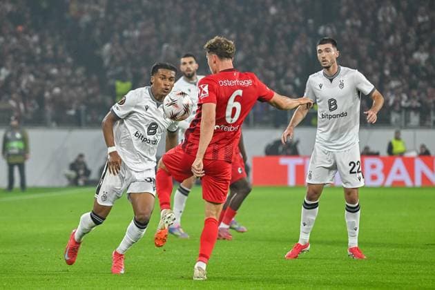 Patrick Osterhage SC Freiburg, 06 on the ball in front of Kevin Carlos Omoruyi Benjamin FC Basel, 09 GER, SC Freiburg FC Basel, Football, Europa League, Matchday 1, Season 2025 2026, 24 09 2025 GER, SC Freiburg FC Basel, Football, Europa League, Matchday 1, Season 2025 2026, 24 09 2025 Freiburg Copyright: xEibner-Pressefoto ThomasxHessx EP_THS