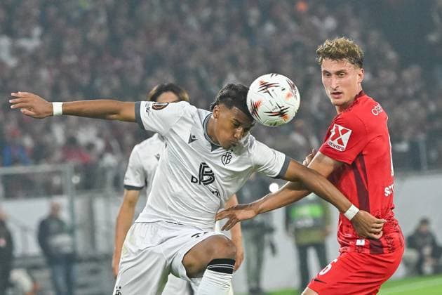 Kevin Carlos Omoruyi Benjamin FC Basel, 09 , Patrick Osterhage SC Freiburg, 06 in duel for the ball GER, SC Freiburg FC Basel, Football, Europa League, Matchday 1, Season 2025 2026, 24 09 2025 GER, SC Freiburg FC Basel, Football, Europa League, Matchday 1, Season 2025 2026, 24 09 2025 Freiburg Copyright: xEibner-Pressefoto ThomasxHessx EP_THS