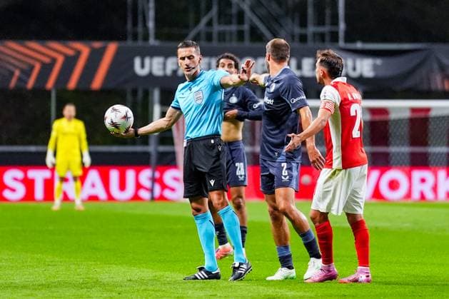 UEFA Europa League: S.C. Braga v Feyenoord Braga - Referee Nikola Dabanovic and Oussama Targhalline of Feyenoord during the first match of the UEFA Europa League 2025 2026. The match is set between S.C. Braga and Feyenoord at Estadio Municipal de Braga on 24 September 2025 in Braga, Portugal. Copyright: xTomxBodex