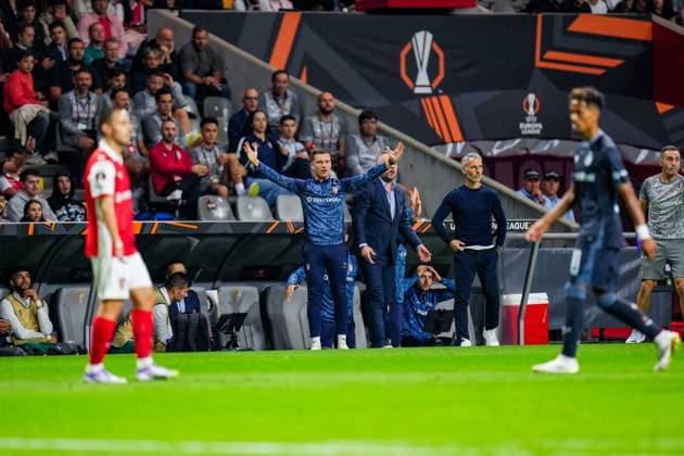 UEFA Europa League: S.C. Braga v Feyenoord Braga - Coach Carlos Vicens of SC Braga during the first match of the UEFA Europa League 2025 2026. The match is set between S.C. Braga and Feyenoord at Estadio Municipal de Braga on 24 September 2025 in Braga, Portugal. Copyright: xYannickxVerhoevenx