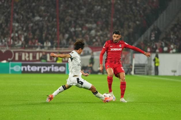 UEFA Europa League SC Freiburg vs. FC Basel, 24 09 2025 Pressing between Wouter Burger FC Basel, 6 and Vincenzo Grifo SC Freiburg, 32 UEFA Europa League SC Freiburg vs. FC Basel, Europa Park Stadion, 24 09 2025 Copyright: xBEAUTIFULxSPORTS Boscox