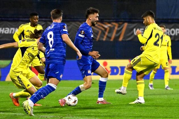Zagreb, Croatia, September 24th 2025, Dion Beljo of Dinamo (C) in action against Marco Asensio of Fenerbahce (R) during the UEFA Europa League, League phase Matchday 1, match between Dinamo Zagreb (Croatia) and Fenerbahce (Turkey) at Stadium Maksimir, Zagreb, Croatia.(Photo by Igor Kupljenik Sports Press Photo)  Copyright: xIgorxKupljenikx xSPPx Sportspressphoto_SPR31290