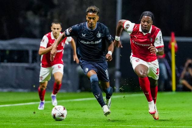 UEFA Europa League: S.C. Braga v Feyenoord Braga - Goncalo Borges of Feyenoord and Bright Arrey Mbi of SC Braga during the first match of the UEFA Europa League 2025 2026. The match is set between S.C. Braga and Feyenoord at Estadio Municipal de Braga on 24 September 2025 in Braga, Portugal. Copyright: xTomxBodex