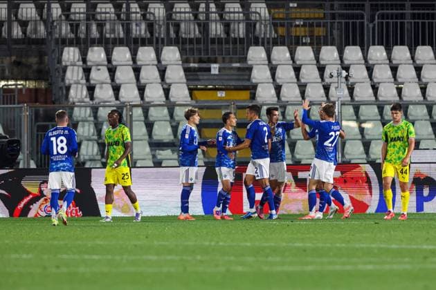 Anastasios Douvikas (Como 1907) celebrates after scoring a goal with teammates during Como 1907 vs US Sassuolo, Italian football Coppa Italia match in Como, Italy, September 24 2025  Copyright: xMattiaxMartegani IPAxSportx xipa-agency.netx xx IPA_65693399 IPA_Agency_IPA65693399