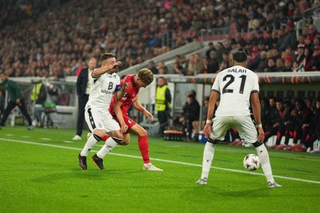 UEFA Europa League SC Freiburg vs FC Basel, 24 09 2025 Xherdan Shaqiri FC Basel, 10 d Patrick Osterhage SC Freiburg, 6 a push gives UEFA Europa League SC Freiburg vs FC Basel, Europa Park Stadion, 24 09 2025 Copyright: xBEAUTIFULxSPORTS Boscox