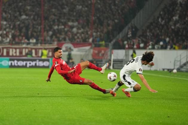 UEFA Europa League SC Freiburg vs. FC Basel, 24 09 2025 Pressing between Wouter Burger FC Basel, 6 and Vincenzo Grifo SC Freiburg, 32 UEFA Europa League SC Freiburg vs. FC Basel, Europa Park Stadion, 24 09 2025 Copyright: xBEAUTIFULxSPORTS Boscox