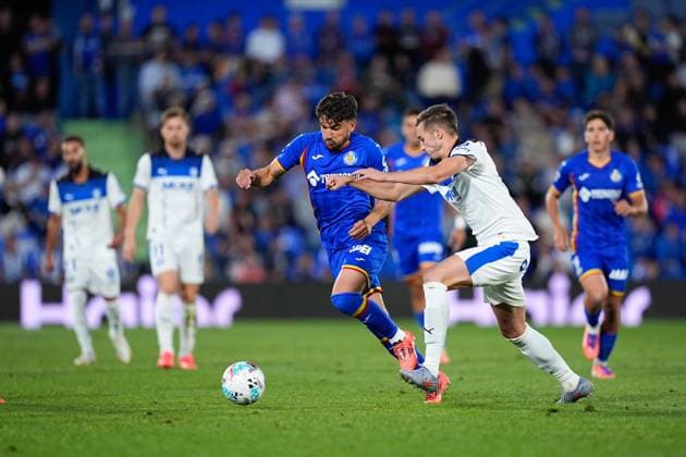 September 24, 2025, Getafe, Madrid, Spain: Mauro Arambarri of Getafe CF and Jon Pacheco of Deportivo Alaves compete for the ball during the Spanish League, LaLiga EA Sports, football match played between Getafe CF and Deportivo Alaves at Coliseum de Getafe stadium on September 24, 2025, in Getafe, Spain. Getafe Spain - ZUMAa181 20250924_zaa_a181_124 Copyright: xDennisxAgyemanx