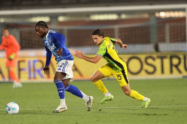Como™s Como 1907 s Jayden Adday Sassuolo s Edoardo Pieragnolo during the Frecciarossa Italian Cup 2025 2026 soccer match between Como and Sassuolo at Stadio Giuseppe Sinigaglia in Como , North Italy , Wednesday , September 24 2025. - Soccer  Copyright: xAntonioxSaia LaPressex