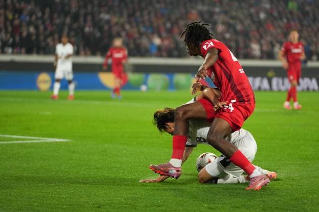 UEFA Europa League SC Freiburg vs FC Basel, 24 09 2025 Duel between Wouter Burger FC Basel, 6 and Johan Manzambi SC Freiburg, 44 UEFA Europa League SC Freiburg vs FC Basel, Europa Park Stadium, 24 09 2025 Copyright: xBEAUTIFULxSPORTS Boscox