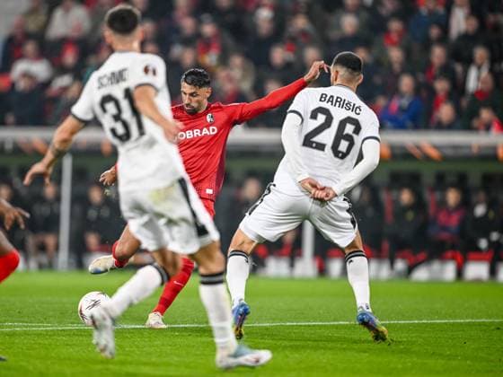 Dominik Schmid (FC Basel), Vincenzo Grifo (SC Freiburg) und Adrian Leon Barisic (FC Basel) battle for the ball during the UEFA Europa League 2025 26 League Phase MD1 match between SC Freiburg and FC Basel 1893 at Stadion am Wolfswinkel on September 24, 2025 in Freiburg, Germany. (Photo by Harry Langer DeFodi Images) Dominik Schmid FC Basel , Vincenzo Grifo SC Freiburg and Adrian Leon Barisic FC Basel battle for the ball during the UEFA Europa League 2025 26 League Phase MD1 match between SC Freiburg and FC Basel 1893 at Stadion am Wolfswinkel on September 24, 2025 in Freiburg, Germany Photo by Harry Langer DeFodi Images